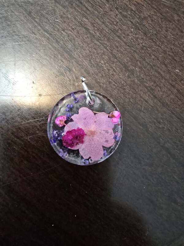 Elegant Small Round Resin Pendant with Pink and Purple Flowers – Perfect Floral Jewelry for Any Occasion